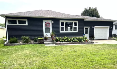 1103 SE 3rd St, Waverly, IA 50677