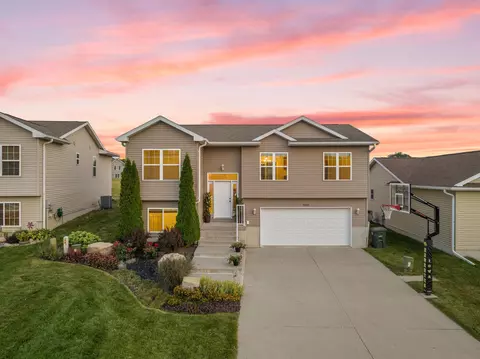 5832 Summerland Dr, Waterloo, IA 50701