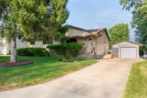 2787 Crestline Ave, Waterloo, IA 50702