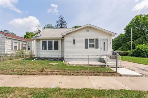 207 Oaklawn Ave, Waterloo, IA 50701