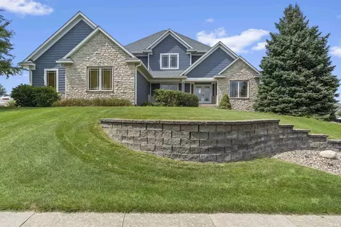 3917 Fieldstone Blvd, Cedar Falls, IA 50613