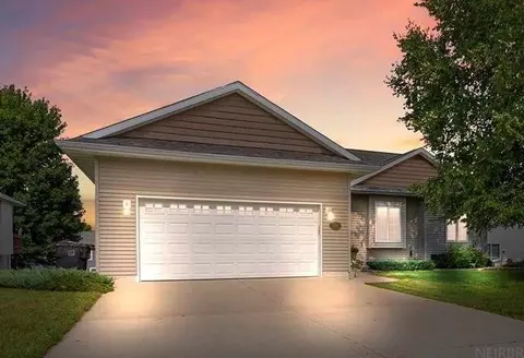 2125 Barkwood Dr, Cedar Falls, IA 50613