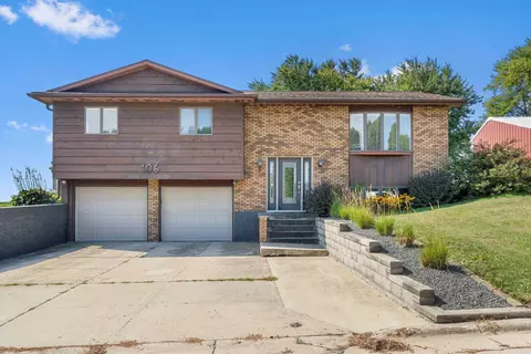 106 E Spruce St, Monona, IA 52159