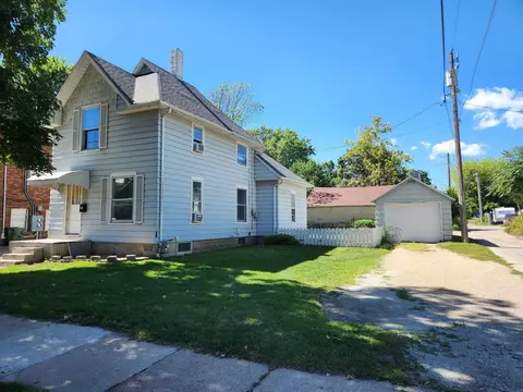 926 W 3rd St, Waterloo, IA 50701