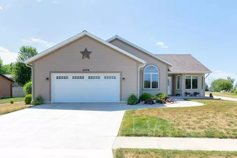 5808 Cimmarron Ln, Waterloo, IA 50701