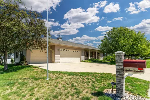 121 Eastgate Dr, Reinbeck, IA 50669