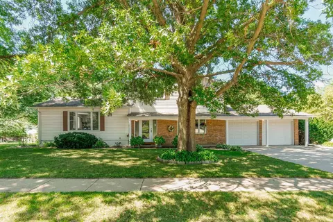 1207 Clark Dr, Cedar Falls, IA 50613