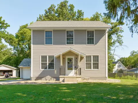2504 Rainbow Dr, Cedar Falls, IA 50613