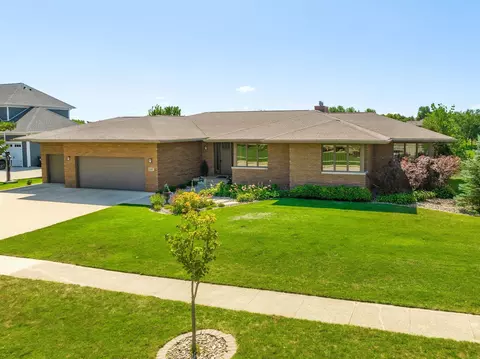 4137 Wynnewood Dr, Cedar Falls, IA 50613