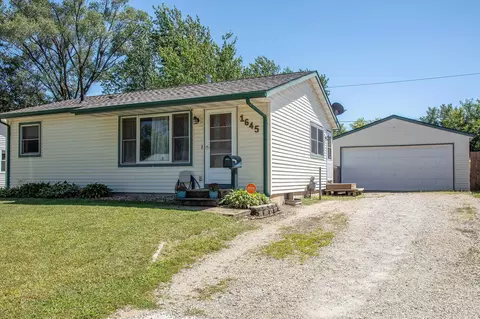 1645 Golden Valley Dr, Waterloo, IA 50703