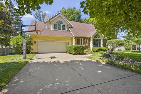 721 Hearthside Dr, Cedar Falls, IA 50613