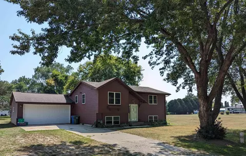 403 SW 6th Ave, Cresco, IA 52136