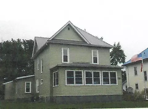 25 2nd St NW, Oelwein, IA 50662