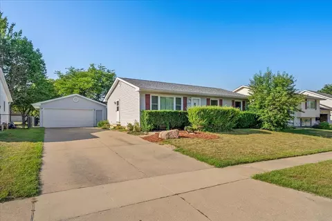 2214 Oxford Ln, Cedar Falls, IA 50613