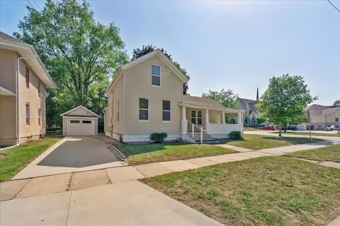 824 W 7th St, Cedar Falls, IA 50613