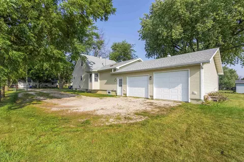 210 S Maple St, Sumner, IA 50674 photo 3
