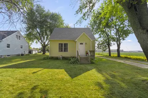210 S Maple St, Sumner, IA 50674 photo 2