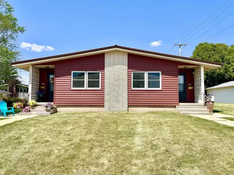 703 705 3rd St S E, Oelwein, IA 50662