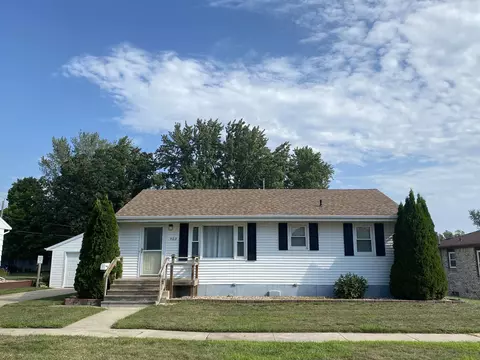 903 8th St, Charles City, IA 50616
