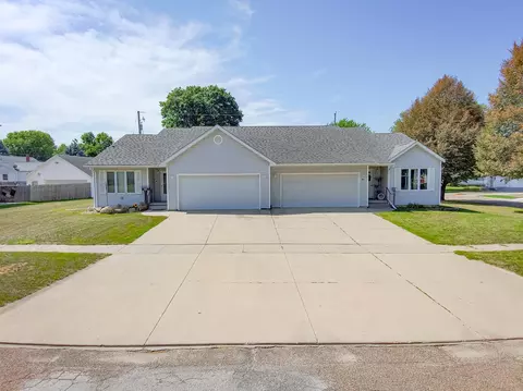 201-203 Commercial St, Reinbeck, IA 50669