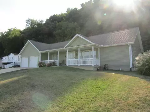 126 N Bluff St, Guttenberg, IA 52052