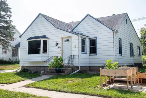 508 NE 2nd Ave, Waverly, IA 50677