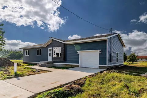 508 Walnut Ct, Waverly, IA 50677