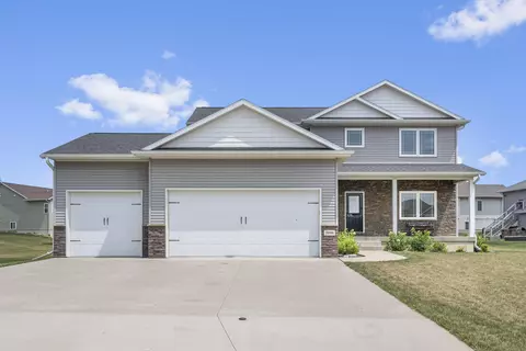 5006 Nordic Ridge Dr, Cedar Falls, IA 50613