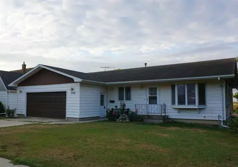 706 E 6th St, Wellsburg, IA 50680