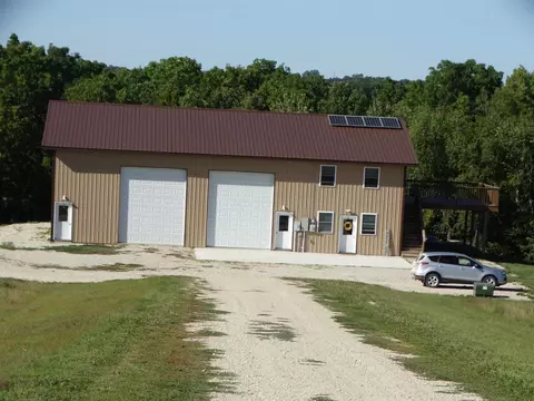1144 Elm Ln, Harpers Ferry, IA 52146