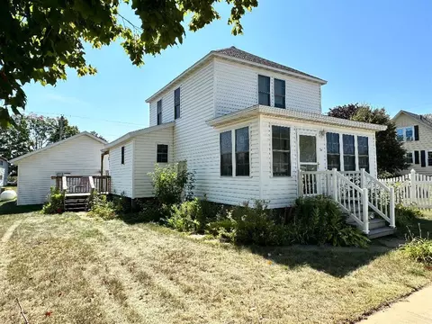 254 NE 2nd St, New Albin, IA 52160