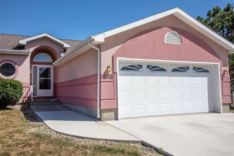 1825 W 18th St #B, Cedar Falls, IA 50613