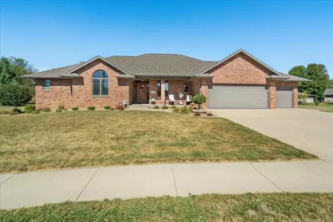 117 Deann Dr, Manchester, IA 52057