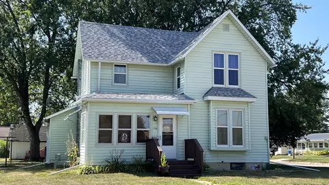 103 S Maple Ave, New Hampton, IA 50659