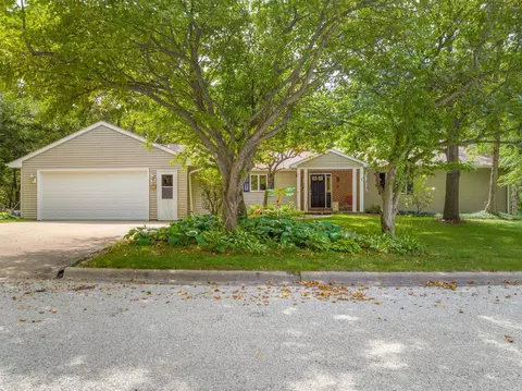 404 Ashbury Dr, Waverly, IA 50677