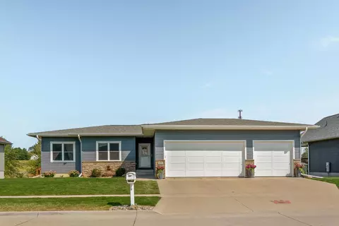 4227 Berry Hill Rd, Cedar Falls, IA 50613