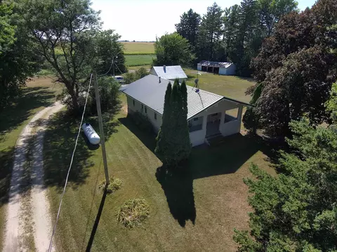 2360 Mitchell Line St, Floyd, IA 50435