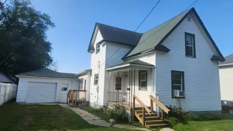 106 W Elm St, Strawberry Point, IA 52076