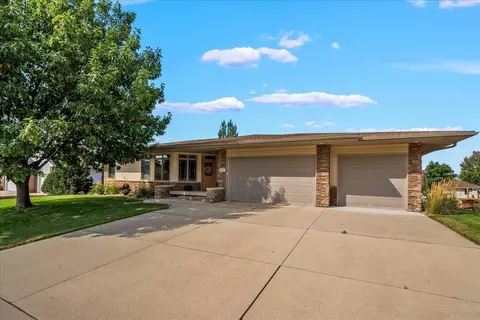4217 Orchard Hill Dr, Cedar Falls, IA 50613