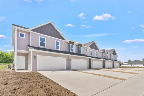 712 Spruce Needle Ln, Cedar Falls, IA 50613