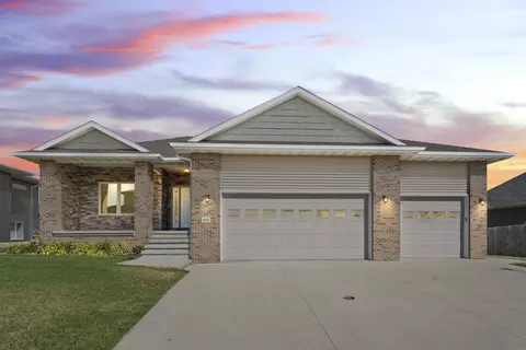 5012 Ironwood Dr, Cedar Falls, IA 50613