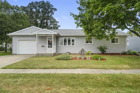 821 E Butler St, Manchester, IA 52057