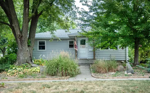 301 SW 11th St, Waverly, IA 50677