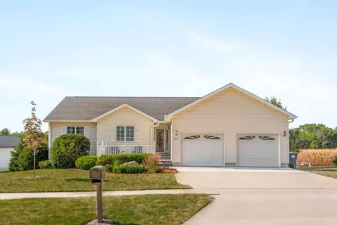 3315 Thistledown Dr, Waterloo, IA 50702