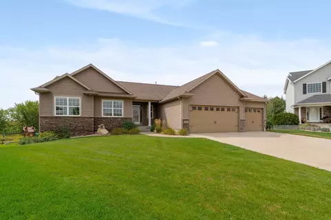 2926 Quail Hollow Ln, Cedar Falls, IA 50613