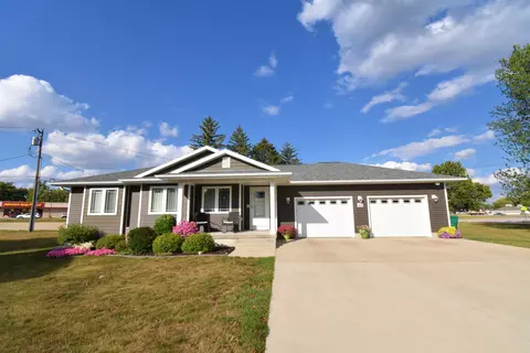 1406 2nd St S W, Independence, IA 50644
