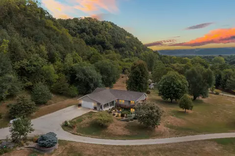 2352 Long View Ln, Harpers Ferry, IA 52146