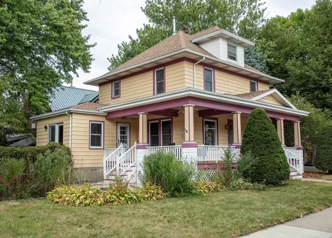 421 3rd St NW, Waverly, IA 50677