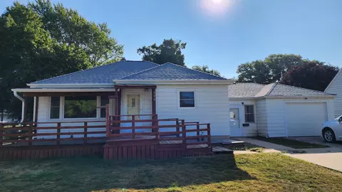306 Walnut St, Reinbeck, IA 50669