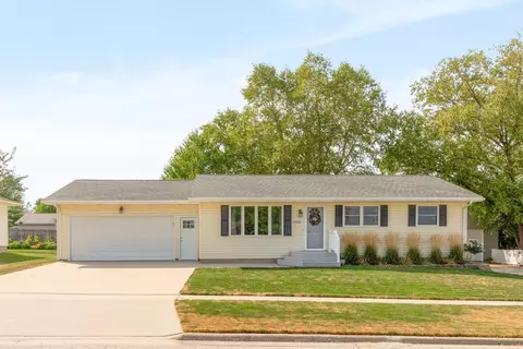5822 Cactus Ln, Waterloo, IA 50701